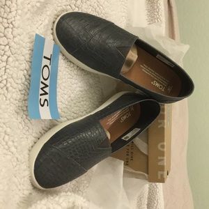 NEW Grey Leather Embossed Women's Toms size 7